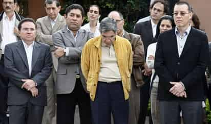 Pierden batalla. El presidente de Costa Rica, Óscar Arias (c), y los miembros de la delegación del depuesto presidente de Honduras, Manuel Zelaya, Ebrique Flores (i), el ex canciller Milton Jiménez (i) y el ex ministro de Defensa Arístides Mejía (d), posan en San José, después de que el diálogo entre las delegaciones hondureñas reunidas en Costa Rica fracasó en encontrar una solución a la crisis política en Honduras.