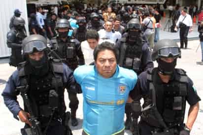 Elementos de la Policía federal presentan, la mañana de este sábado a 11 presuntos integrantes de la organización criminal “La Familia Michoacana”, quienes fueron detenidos en el municipio de Acuitzio, Michoacán; durante el operativo se desmanteló un laboratorio para fabricación de droga sintética. (El Universal)