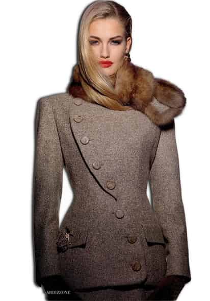 La espectacular belleza de Karen Mulder le valió la admiración de diseñadores como Gianni Versace y su carisma la destacó de entre sus famosas compañeras Christy Turlington y Claudia Schiffer.