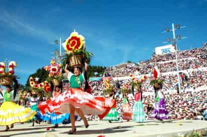 Alrededor de 15 mil personas entre turistas nacionales y extranjeros asistieron, a la clausura del Festival de la Guelaguetza que se realizó en Oaxaca.