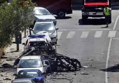 Violencia. El vehículo quedó destrozado. La Policía acordonó el área de la explosión donde murieron dos agentes de la Policía. Luego encontrarían una segunda bomba.