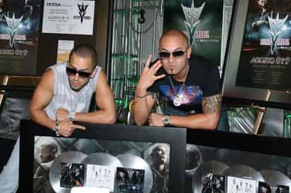 Exitosos. El dueto de reguetoneros puertorriqueños Wisin y Yandel durante conferencia de prensa reciben disco de platino por altas ventas de sus discos en México.  EL UNIVERSAL