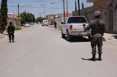 Revisión. Los soldados recorrieron varias colonias y revisaron casa por casa.