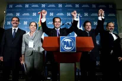 Festejo. César Nava Vázquez fue electo como nuevo presidente nacional del PAN, en la sesión extraordinaria del Consejo Nacional. En la gráfica con el gobernador electo de Sonora, Guillermo Padrés, Elena Álvarez, Rogelio Carvajal y Gustavo Madero. EL UNIVERSAL