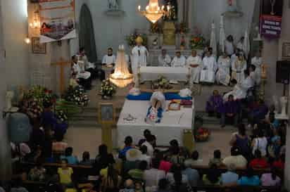 Presentes. El obispo de Gómez Palacio, José Guadalupe Torres, en presencia del obispo auxiliar de Durango, Enrique Sánchez Martínez, ofició la misa del mediodía; el acto religioso más importante de los cuatro días de las celebraciones. 