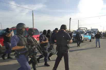 Apoyo. Cerca de 40 elementos de la Dirección General de Seguridad Pública Municipal de Torreón, encabezados por su titular Karlo Castillo Gracia, acudieron a prestar apoyo a sus homólogos de Gómez Palacio. EL SIGLO DE TORREÓN