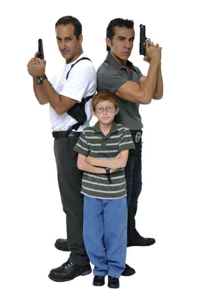 Contra el mal humor. Uribe, Bracho y Ocaña protagonizan la serie Hermanos y Detectives.