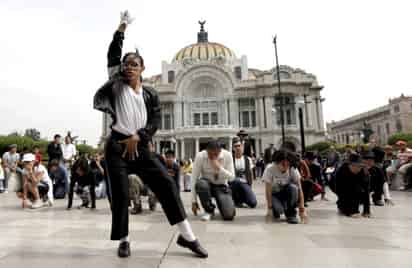 El martes, para llamar la atención de los medios, se realizó un nuevo ensayo en la explanada frente al Palacio de Bellas Artes en el centro histórico de la capital mexicana para practicar brevemente los pasos más significativos que Jackson usó en el video musical de esa canción. (AP)