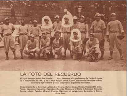 En esta foto del Unión Laguna de 1942, cuando se consiguió el primer campeonato, aparecen grandes peloteros que dejaron huella. Entre ellos Laureano Camacho (atrás, sexto de Izq. a Der.).  (Fotografía de El Salón de la Fama del Beisbol Mexicano)