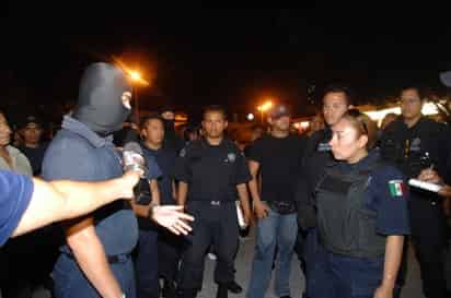 Manifestación. Los policías federales se manifestaron frente a un hotel y anunciaron que sólo van a atender emergencias. EL SIGLO DE TORREÓN