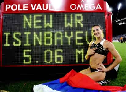 Yelena Isinbayeva rompió por un centímetro su propio récord mundial del salto con pértiga al lograr un brinco de 5.06 metros en la competencia de Zurich de la Liga Dorada. (EFE)