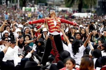 Más de 50 mil personas se congregaron el sábado ante el Monumento a la Revolución en la capital mexicana, para bailar juntas el tema 'Thriller' del fallecido Michael Jackson, rompiendo de esa manera el récord mundial de Guiness. (AP)