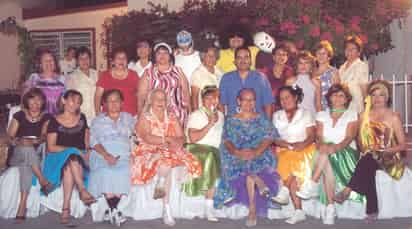 Acompañan a la festejada en su cumpleaños, Carmen López, Lulú Fernández, Chayito Pimentel, Yolanda Gámez, Lily Ávila, Lety Cervantes, Celia Arellano, Noemí Martínez, Juanita Castro, Zoila Muñoz, Mary Agüero, Maru Chapa, Rosy Rizo, Óscar Álvarez, Silvia Lee, Mayra Espinoza, Alma Rosa Medrano, Elba Aguirre, Rosy Ibáñez, Valente Fernández, Sinué Guzmán y Jesús Estrada.