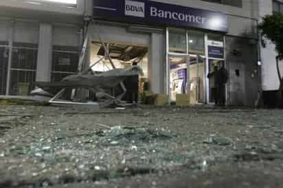 Un estallido se registra durante la madrugada de este martes en el área de cajeros automáticos de una sucursal de Bancomer en Boulevard Picacho-Ajusco, esquina con Tenosique, colonia Jardines del Ajusco, en la delegación Tlalpan, al sur de la ciudad de México. (El Universal)