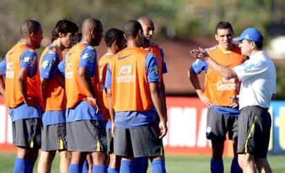 El entrenador de la selección brasileña de futbol, Dunga da indicaciones a sus jugadores, durante los entrenamientos del equipo en Teresópolis, Brasil, previos al juego contra Argentina el próximo 5 de septiembre por las eliminatorias al Mundial Sudafrica 2010. (EFE)