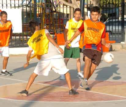 Esta noche surgirá el campeón absoluto del torneo Juntos en tu Cancha, cuya gran final municipal se realizará en las canchas de la colonia Aviación. Los campeones de los 10 sectores estará en busca del triunfo y los premios existentes. 