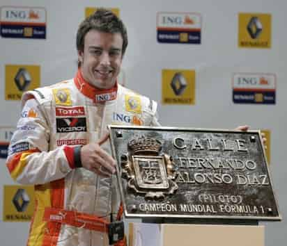 El bicampeón mundial de F-1 Fernando Alonso, muestra una réplica de la nueva placa que será colocada en la calle de Oviedo en la que nació que sustituirá el nombre Capitán Almeida por el de su vecino más universal, Fernando Alonso, y que recibió de manos del alcalde de la ciudad, Gabino de Lorenzo, tras finalizar la exhibición que ofreció hoy en un circuito urbano de la capital asturiana. (EFE)