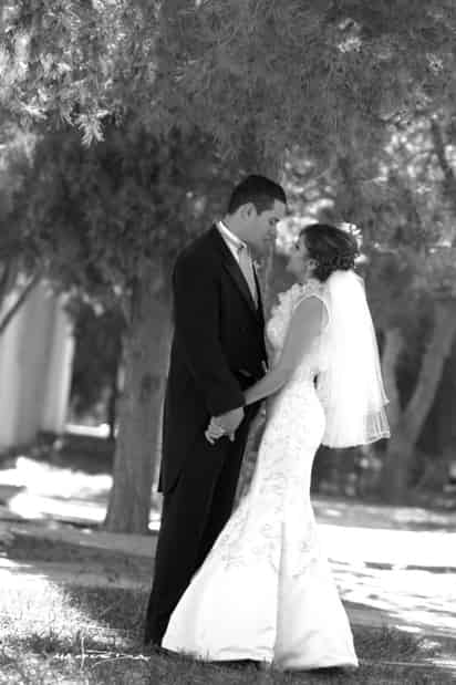 Srita. Siddharta Gabriela Moreno Gutiérrez y Sr. Julio César Martínez Valenciana, el día que contrajeron matrimonio.- Maqueda Fotografía