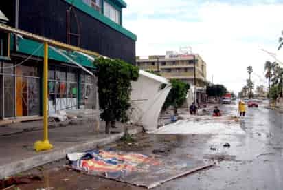 El paso del huracán Jimena durante casi cinco horas en ciudad Constitución en Baja California Sur, dejó afectaciones en casi 80 por ciento de su infraestructura urbana, principalmente por la caída de techos, bardas y anuncios. (Notimex)