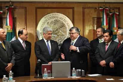 La entrega. El titular de la Secretaría de Hacienda, Agustín Carstens entrega la propuesta de paquete económico 2010 a la Mesa Directiva de la Cámara de Diputados. EL UNIVERSAL