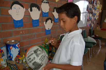 Felicidad. Juan cambió los trapos y cruceros, por resistol y
pintura, pero esta vez para crear piñatas en la escuela.