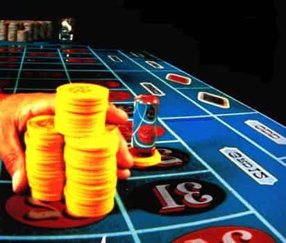 Adictos. Existe en Torreón una asociación llamada Jugadores Anónimos que tiene como objetivo ayudar a quienes tienen problemas con el exceso con los juegos de casino. En México, DF., Monterrey, Guadalajara, Chihuahua y ahora en Torreón ya existe una asociación que brinda ayuda contra las adicciones al juego.