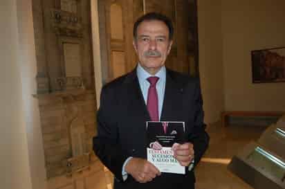 Muestra su trabajo. El autor del libro, Testamentos, Sucesiones y Algo más, presentó ayer su trabajo en el Museo Arocena.