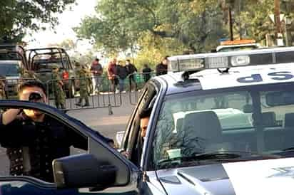 Varios jóvenes resultaron heridos este miércoles por la mañana cuando agentes les dispararon porque no pararon sus vehículos en un retén de seguridad, en el marco de la visita que realiza a esta ciudad el presidente Felipe Calderón Hinojosa. (El Universal)