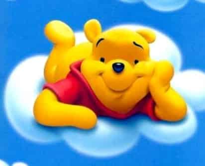 Alan Alexander Milne (1882-1956) escribió dos libros de aventuras sobre el osito y sus amigos: 'Winnie-the-Pooh', de 1926, y 'The House at Pooh Corner', de 1928, basados en los juegos del verdadero Christopher Robin, su hijo, y sus animales de peluche, que aún se conservan en un museo neoyorquino.