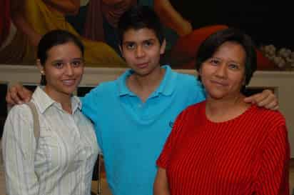 Karina Rodríguez, Michel Tovar y Lucila Gamboa. Francisco José Amparán, escritor.