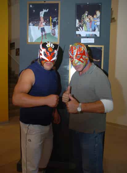 Último Guerrero, quien aparece junto a Atlantis, quiere demostrar su calidad ante Volador Jr. (Archivo)
