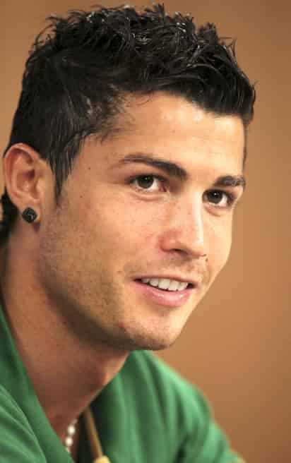 El diseñador italiano Armani tendrá un nuevo modelo portugués para su ropa interior: Cristiano Ronaldo.