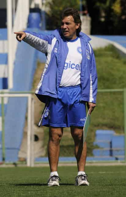 El técnico mexicano Carlos de los Cobos desestimó las declaraciones de Javier Aguire y dijo que su equipo no viene a guerrear sino a jugar futbol. Carlos de los Cobos asegura que su equipo viene a jugar