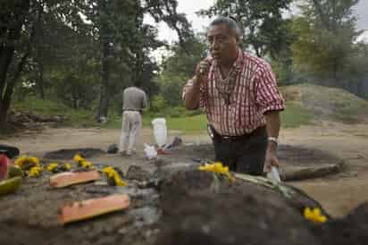 Ceremonia. Apolinario Chile Pixtun, quien es guatemalteco, dice que las teorías del Día del Juicio Final surgieron en Occidente y que los mayas jamás hablaron del tema.
