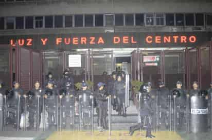 Bajo resguardo. La noche del sábado el edificio de LyFC fue tomado por elementos de la Policía Federal, los efectivos permanecen custodiando las instalaciones centrales en la Ciudad de México.  NOTIMEX