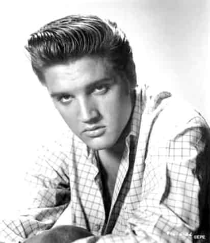 Se presume que el cabello de Presley fue recuperado cuando se recortó al estilo tradicional militar al entrar en servicio en 1958.