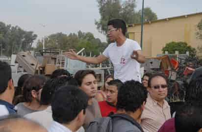 Protesta. A las 11:30 horas, los alumnos de Administración retomaron el control del plantel, al sacar a los cuatro vehículos que ingresaron al plantel.