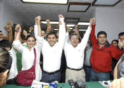 Triunfo . El candidato del PRI, Eduardo Olmos, celebra la victoria con el presidente del partido en Torreón, Salvador Hernández Vélez, el diputado Miguel Riquelme, quien fue coordinador de campaña y con su esposa Claudia.  EL SIGLO DE TORREÓN / SERGIO REYES
