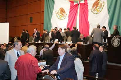 Impuesto. Aspecto de la reunión privada de la plenaria del PRI en la Cámara de Diputados en la que avaló, con 124 votos a favor y 41 en contra, el incremento de 1% al Impuesto de Valor Agregado (IVA) que actualmente es de 15%. EL UNIVERSAL
