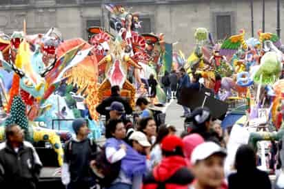 Aspecto del Tercer Desfile de Alebrijes Monumentales organizado por el Museo de Arte Popular y la Secretaría de Turismo del gobierno del Distrito Federal, el cual se realiza la mañana de este sábado, del Zócalo capitalino hasta la glorieta del Ángel de la Independencia.