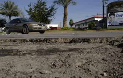 Hecho pedazos. Así se encuentra el pavimento en importantes vialidades de la ciudad. 