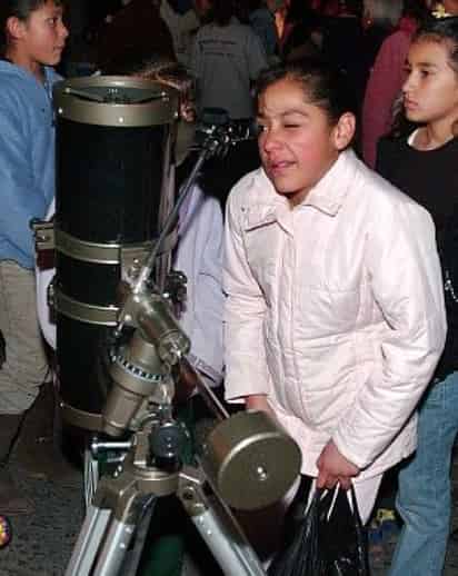 México impuso el récord Guinness de más personas mirando la Luna con mil 42 telescopios, aunque la lluvia impidió llegar a la meta marcada de tres mil 200 aparatos, anunciaron los organizadores.