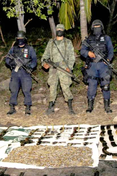 En una acción conjunta elementos de la Policía Federal y del Ejército mexicano aseguraron en la colonias Los Arquitos y Buenos Aires, más de 150 tambos que contenían precursores químicos para la fabricación de droga, un arsenal y ropa de corporaciones federales, una nómina y documentos de La Familia. (EL UNIVERSAL)