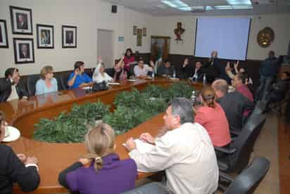 Sin acuerdo. Ayer por la tarde, la Administración Municipal no obtuvo los votos en el Cabildo para concretar un acuerdo con PASA para renovar la concesión del servicio de limpieza. Once ediles votaron a favor y ocho en contra. EL SIGLO DE TORREÓN / FERNANDO COMPEÁN
