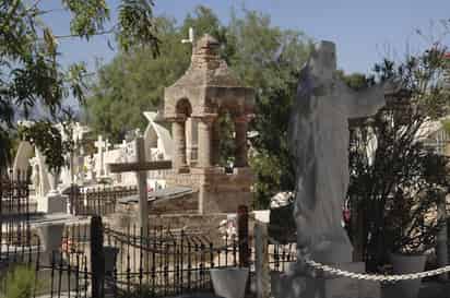 Última morada. Desde lujosos mausoleos hasta las más sencillas tumbas que son resguardadas por bellas esculturas se encuentran en el panteón de Lerdo.