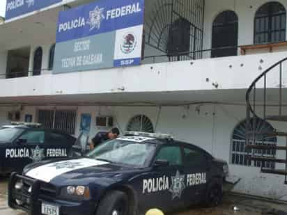 Intimidación. Sujetos armados atacaron con rifles y granadas de fragmentación las instalaciones de la Policía Federal, sector Caminos en Tecpan de Galeana. Sólo se reportan daños materiales.  EL UNIVERSAL