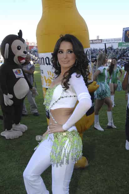 La belleza de la ex académica Cinthya engalanó la despedida del Estadio Corona, los Guerreros se despidieron de su casa con un empate ante los Pumas pero con una gran fiesta.