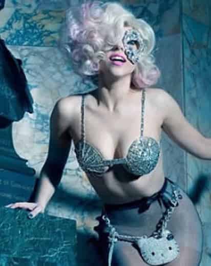 La intérprete de “Poker Face” posó con diversas prendas llenas de detalles del personaje japonés.