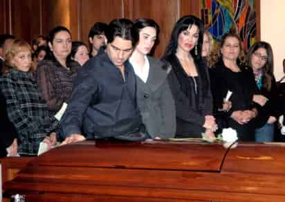 Familiares y amigos se han dado cita para despedir al actor y cantante Jorge Vargas, quien falleció este lunes, esta noche en conocida funeraria de la ciudad de México. (Notimex)