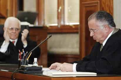 Se va. El ministro de la Suprema Corte de Justicia de la Nación, Mariano Azuela Güitrón, dejará de ejercer, de manera anticipada, sus funciones a partir de este jueves. Después de 39 años de servicio. NOTIMEX